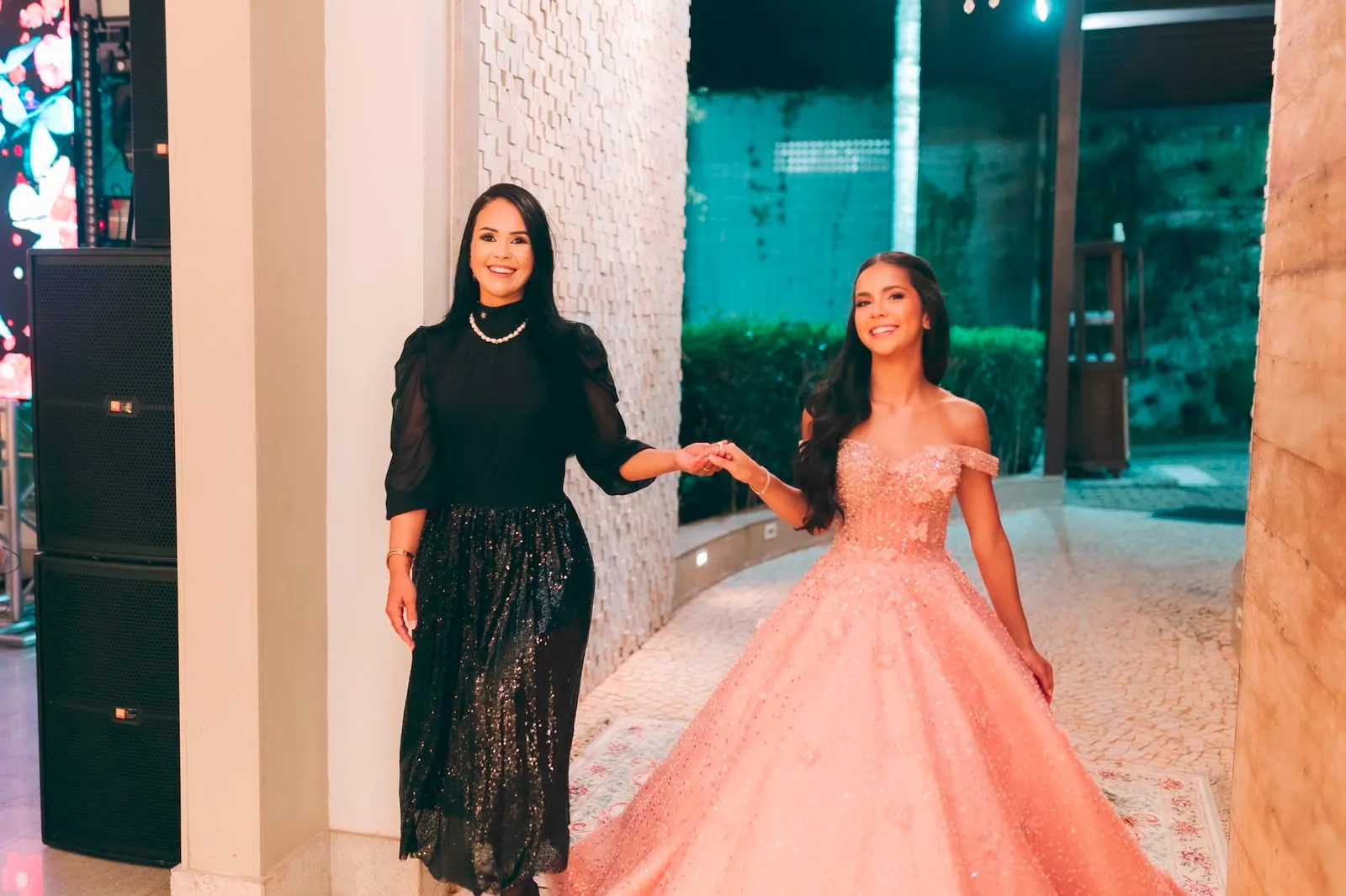 Debutante em vestido de gala entrando na festa de 15 anos com o cortejo