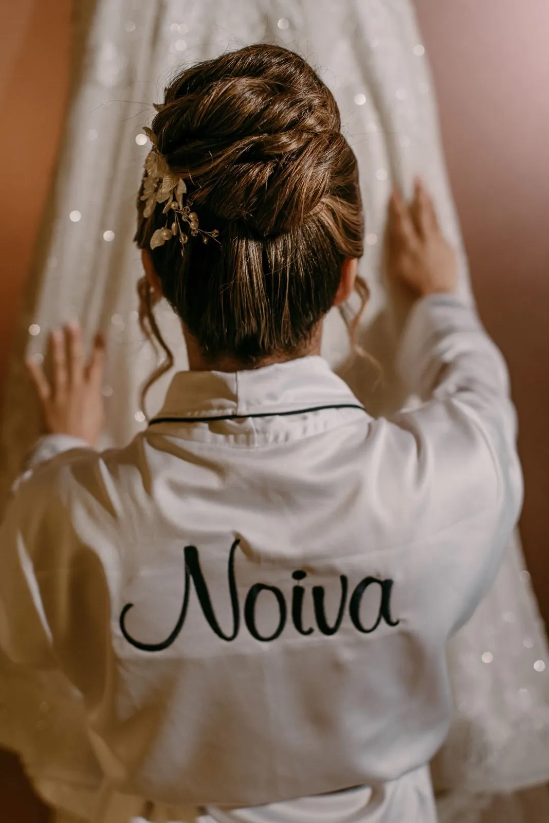 Noiva sob estrutura de vidro em casamento conduzido por Cris Marques