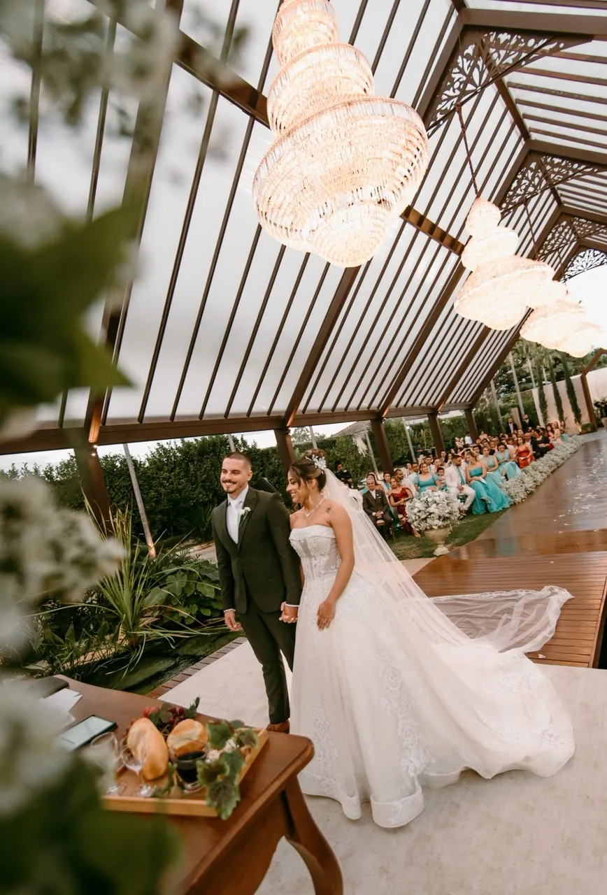 Passarela do altar decorada com flores brancas, casamento em estrutura de vidro
