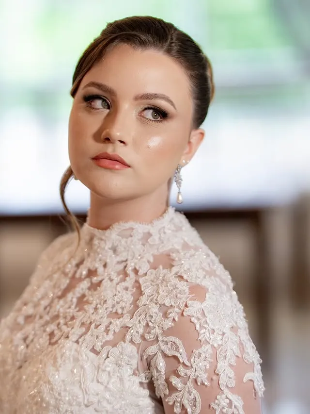 Noiva em retrato editorial, detalhe do véu e do vestido