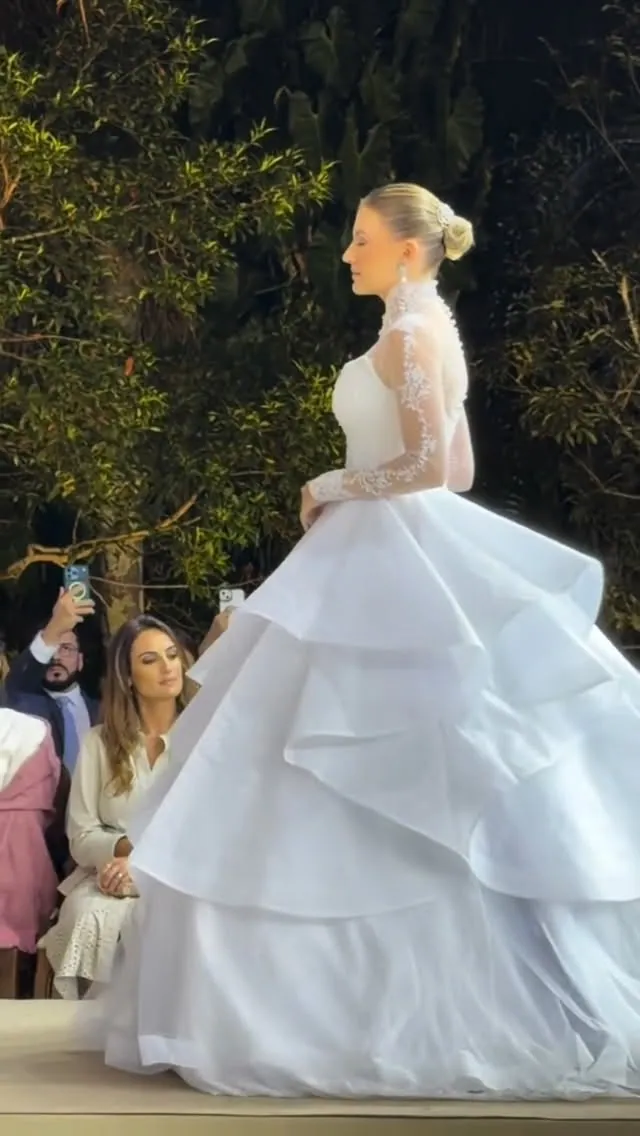 Curadoria de vestidos da coleção Maria